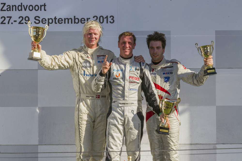 Podiet med Jaap van Lagen i midten, med Nicki Thiim til venstre og Philipp Eng
(Foto: Porsche Media)